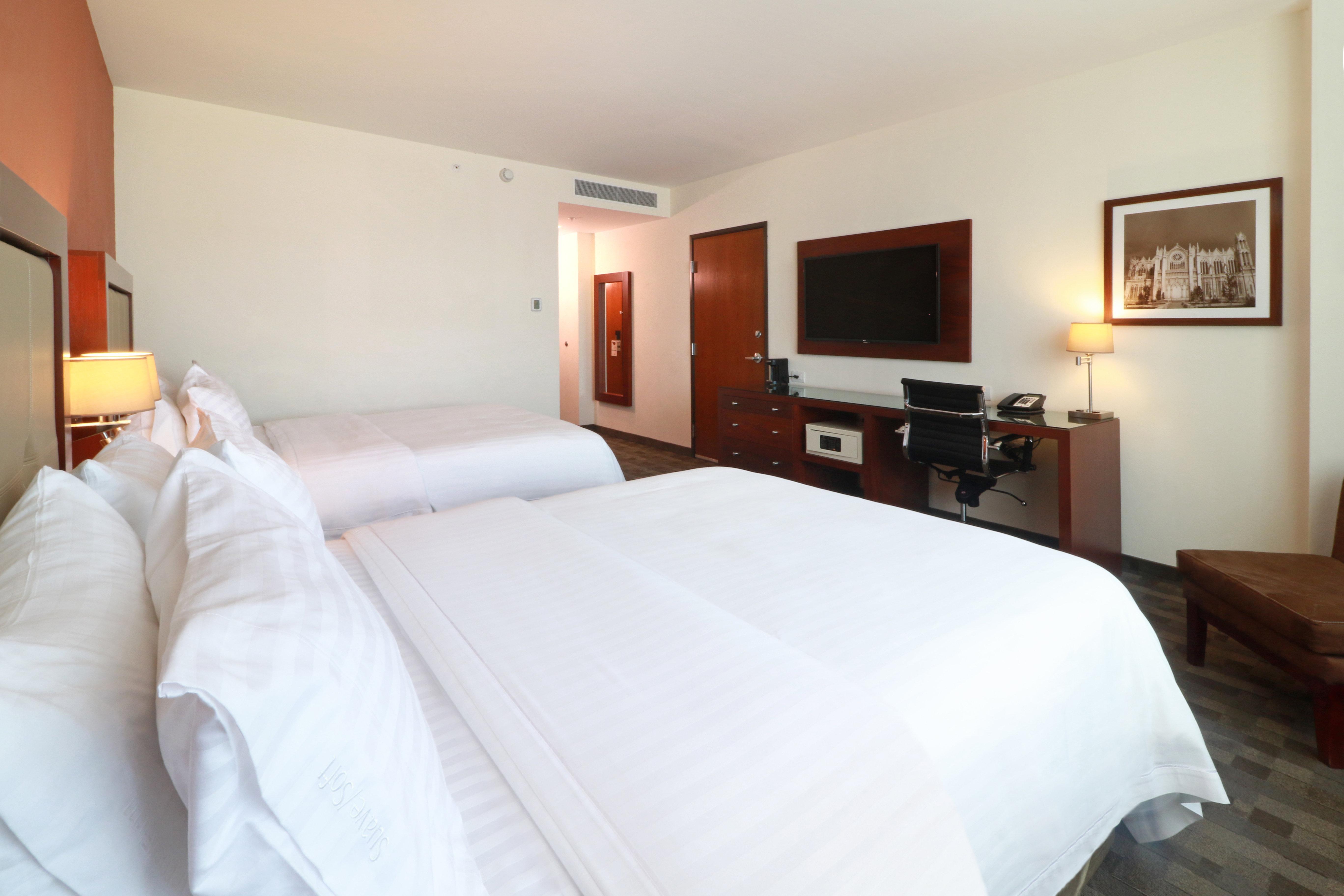 Holiday Inn & Suites Plaza Mayor By Ihg Леон Екстер'єр фото